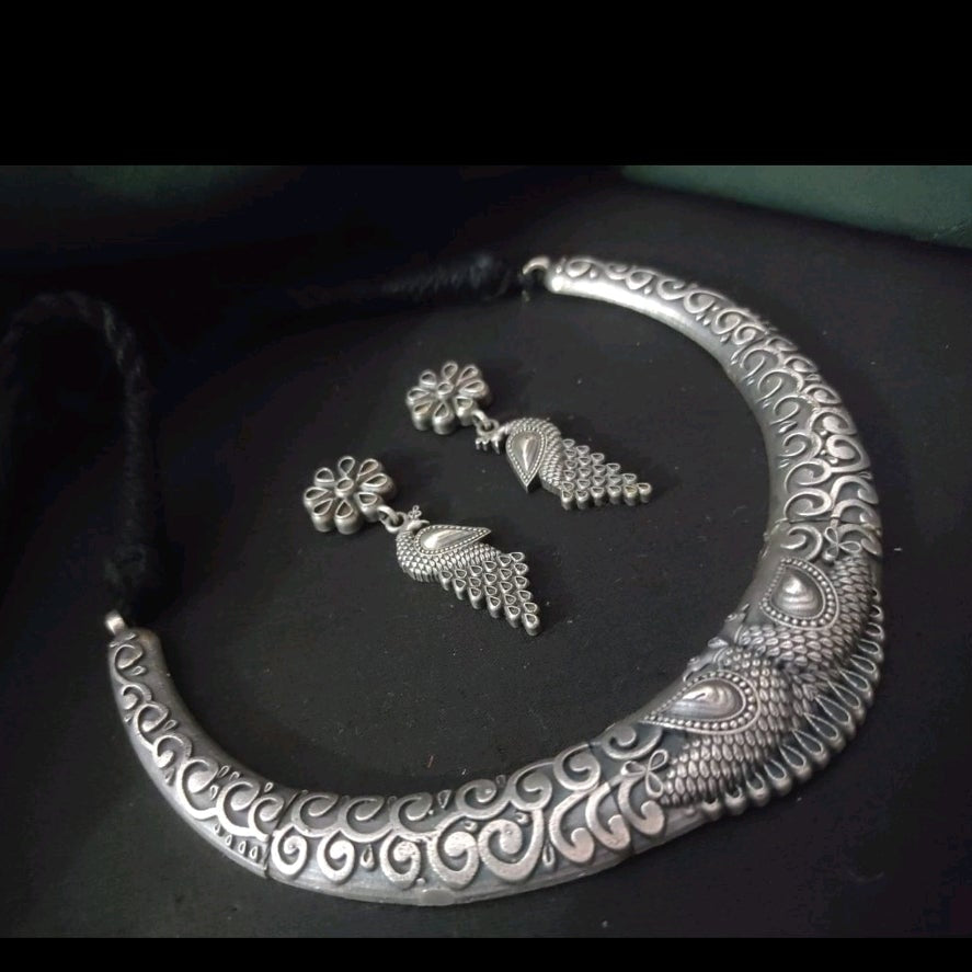Hasdi peacock neckless